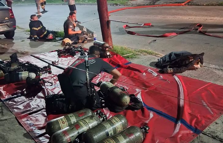 Fuerte operativo de los Bomberos para apagar el incendio en Lanús.