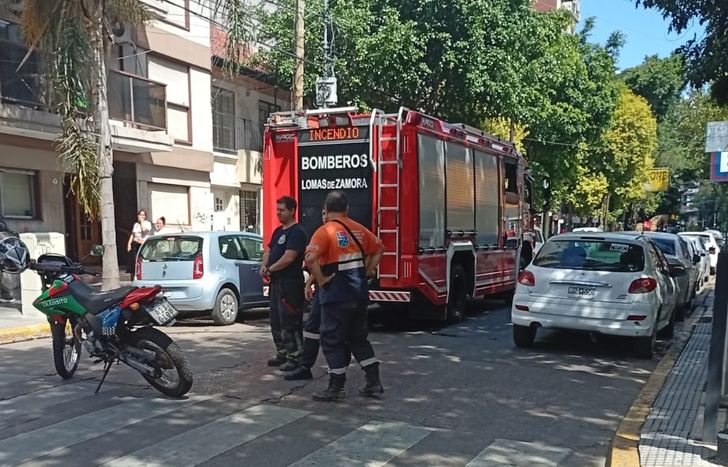 Los Bomberos de Lomas de Zamora, Defensa Civil y Tránsito Lomas trabajando en el lugar.