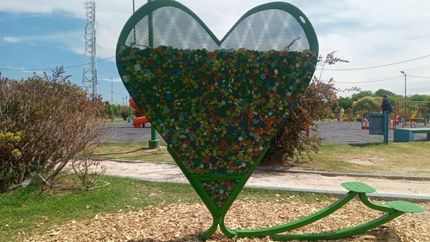 Está instalado en el Parque de Llavallol.