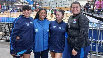 Las tres chicas de Lomas de la Selección, junto a la coordinadora Susana Vence.