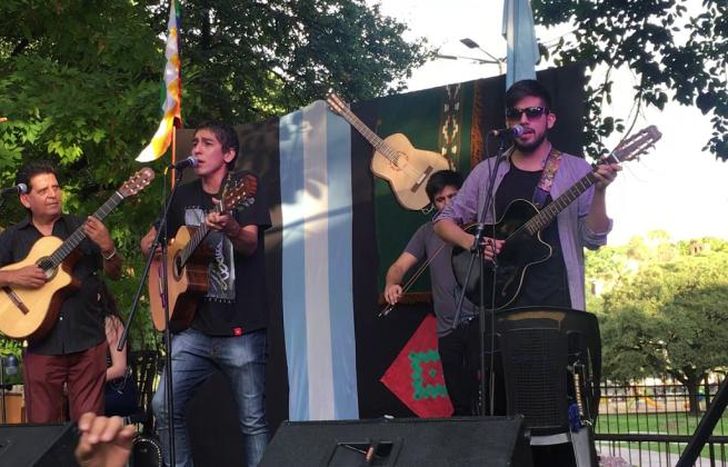 Música nacional en la fecha patria.