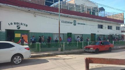 El club tiene colas de vecinos buscando un plato de comida.