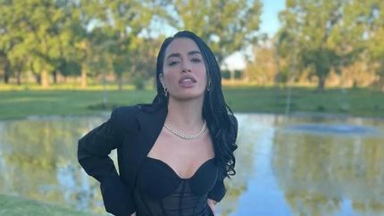 Lali, muy sexy en un casamiento.