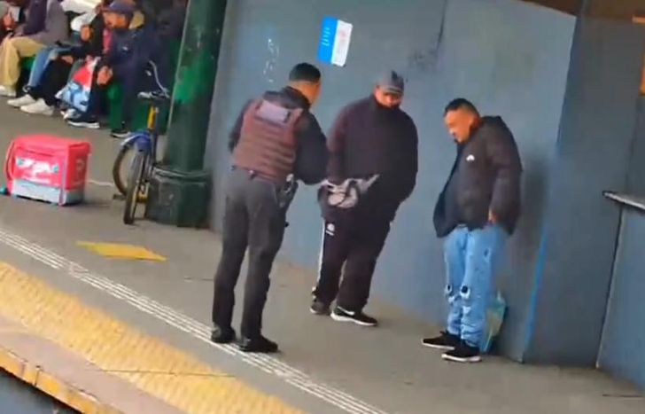 El momento en que la Policía detiene a dos de los ladrones.