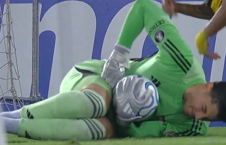 Leandro Brey salió del campo muy dolorido.