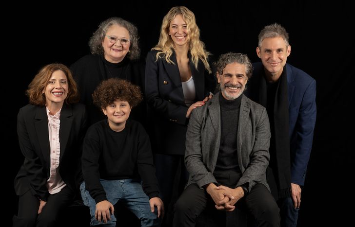 El director y el elenco de la nueva película de Netflix.&nbsp;