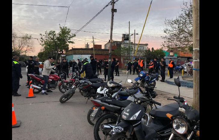 los inspectores de tránsito trabajan junto a agentes de la policía local y seguridad lomas.