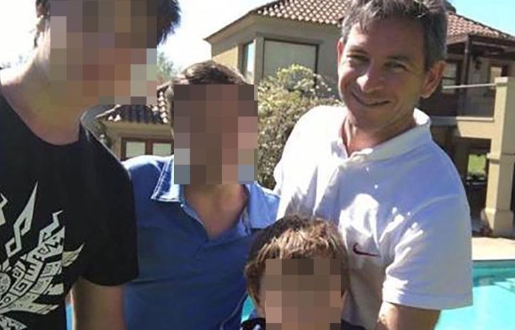 Ghisoni con sus tres hijos, años atrás.