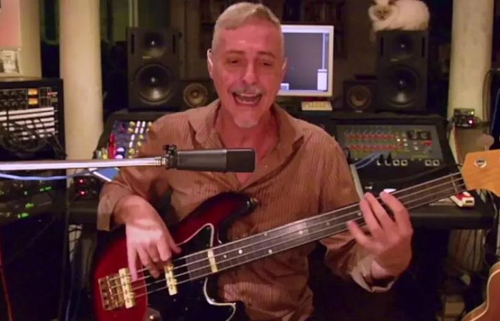 Pedro Aznar, con su bajo FAIM.