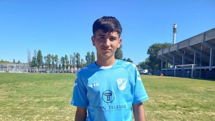 Luciano Gorosito, autor de un golazo impresionante en el partido de Octava División.