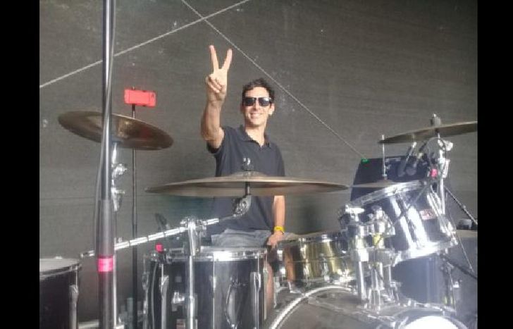 Formó parte de varios grupos musicales.