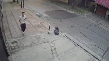 La víctima corre pidiendo ayuda tras recibir un disparo.