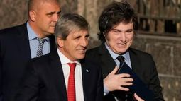 Sostienen que las medidas y anuncios de Javier Milei y Luis Caputo sólo tienen por objetivo sostener al dólar hasta las elecciones del 26 de octubre.
