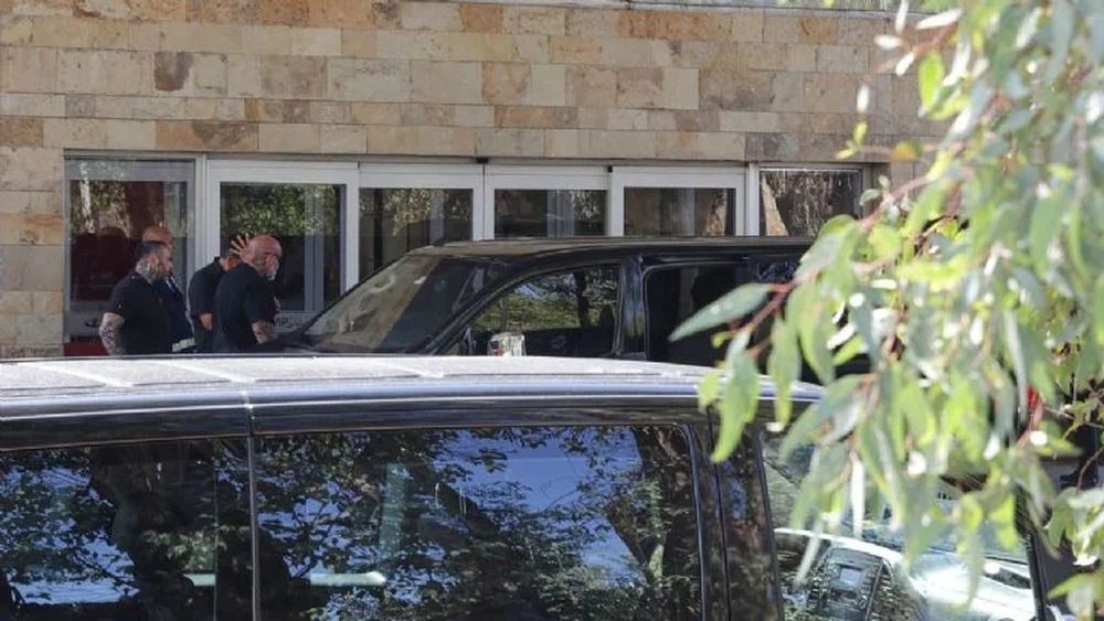 Bad Bunny se retiró del Palacio Duhau acompañado por su novia, Gabriela Berlingeri﻿.