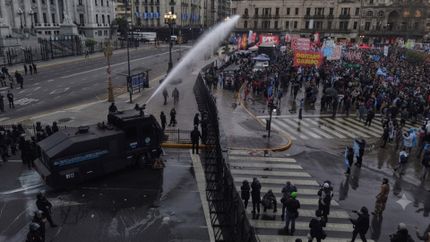 Mientras los senadores debaten, el Gobierno reprime en los alrededores del Congreso.