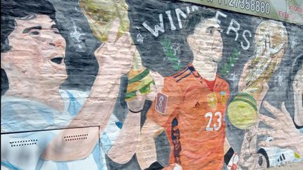 Diego, Emiliano y Lionel. Parte importante de la historia futbolística del país en una pared.