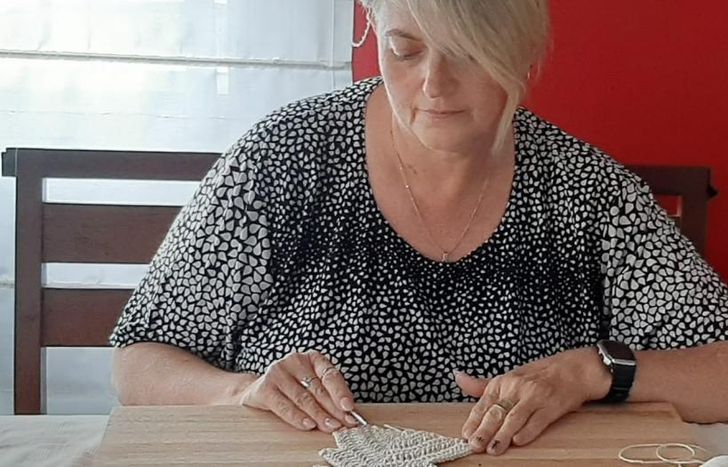 Se dedica a las creaciones en crochet.