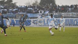 Gabriel Esparza en un intento de Temperley.