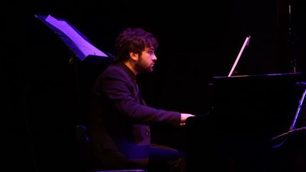 Oriundo de Lomas de Zamora, Leandro se egresó como profesor de piano en la Escuela de Música Popular de Avellaneda. Oriundo de Lomas de Zamora, Leandro se egresó como profesor de piano en la Escuela de Música Popular de Avellaneda.