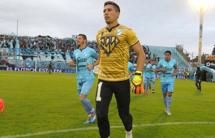 Crivelli, con el buzo de Superman, celebró su record histórico.