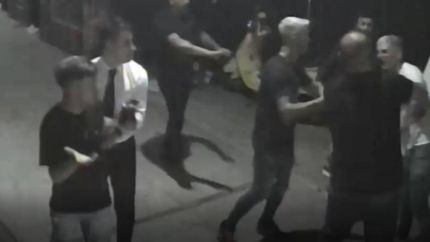 Diario La Unión | La seguridad forcejea con Tomás para sacarlo del boliche.