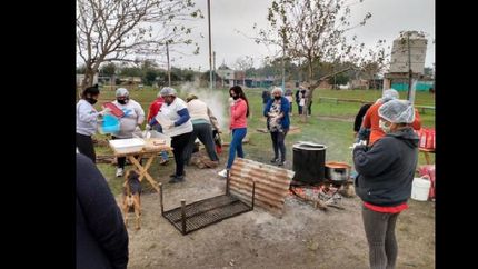 colaboran más de 50 voluntarios para abastecer a los vecinos que más lo necesitan.