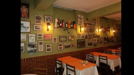 Jugadores, partidos y momentos históricos adornan las paredes.