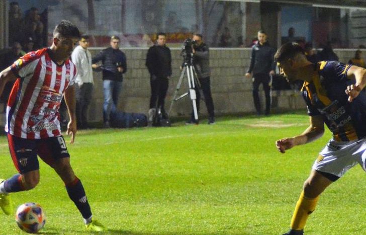 Lautaro Villegas fue una de las figuras en el duelo ante Dock Sud.