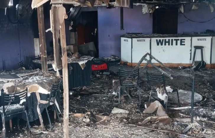 Así quedó el salón tras el incendio.