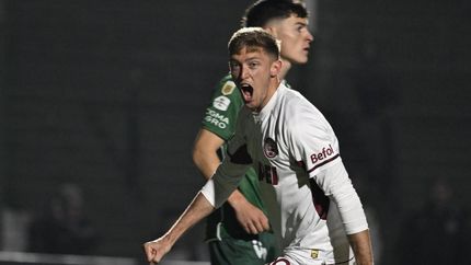 Castillo marcó dos goles y es la figura de Lanús.