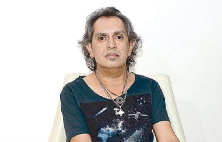 el alejamiento lo dio a conocer tras la acusación contra su hijo.