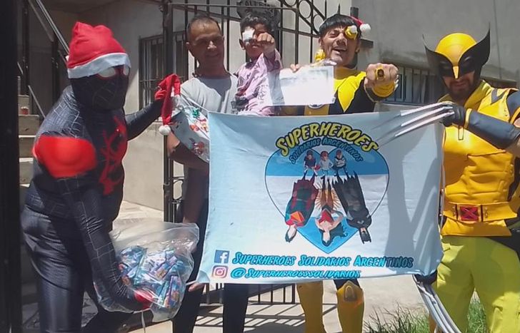 Un gesto que vale mucho: los superhéroes junto a Ramiro, un campeón de la vida.