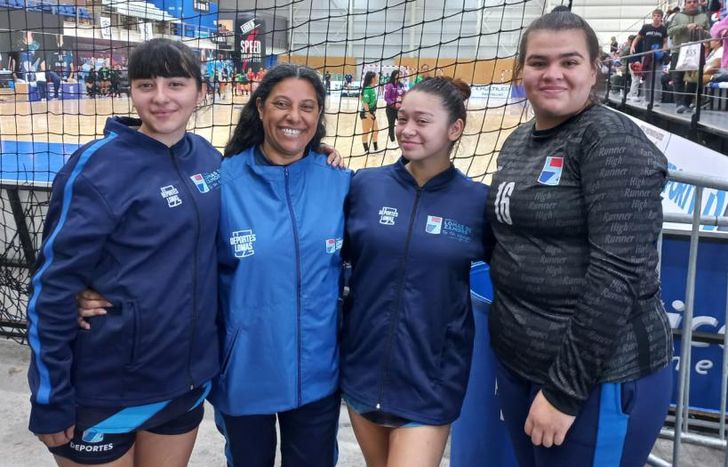 Las tres chicas de Lomas de la Selección, junto a la coordinadora Susana Vence.