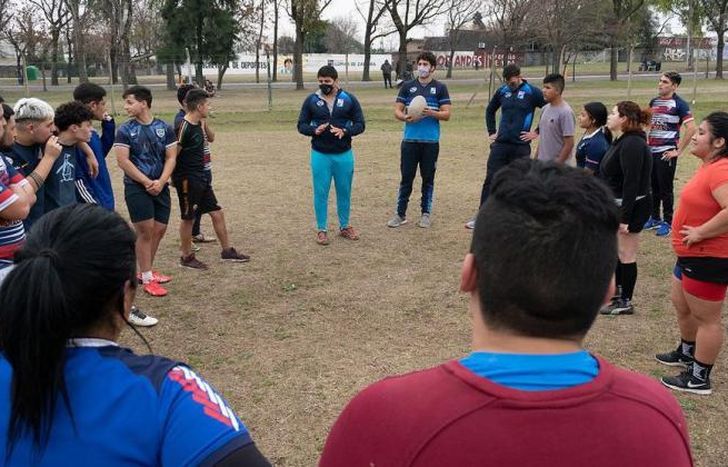 El encuentro tuvo lugar en la cancha de rugby del Parque de Lomas