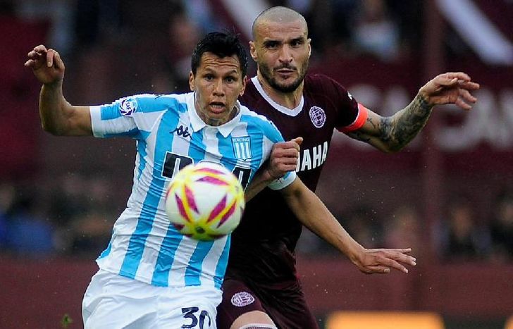 Sigali gana la posición y cubre la pelota ante la presencia del uruguayo Ribas.