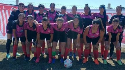 Jugadoras y cuerpo técnico, unidos por una causa solidaria. Jugadoras y cuerpo técnico, unidos por una causa solidaria.