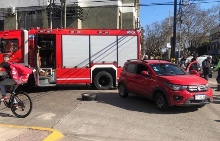 Bomberos de Lomas trabajaron en el lugar del accidente.