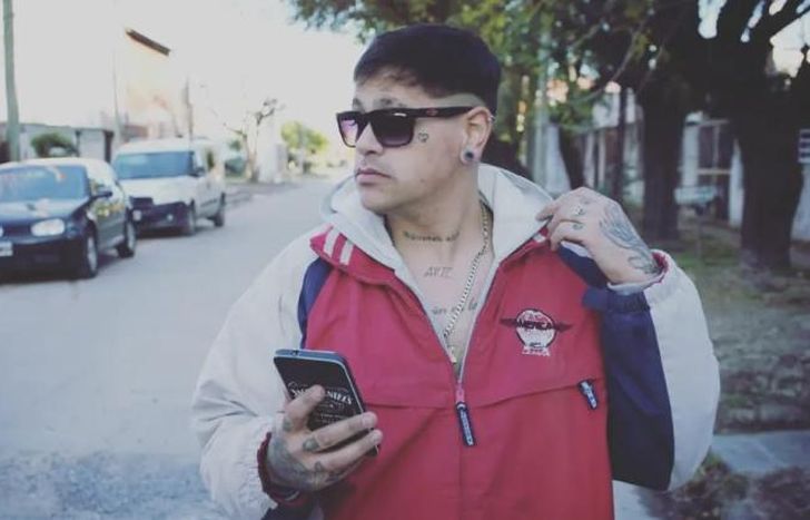 Juan camina las calles de Centenario, el lugar en el que creció y donde forjó su sueño de ser artista.