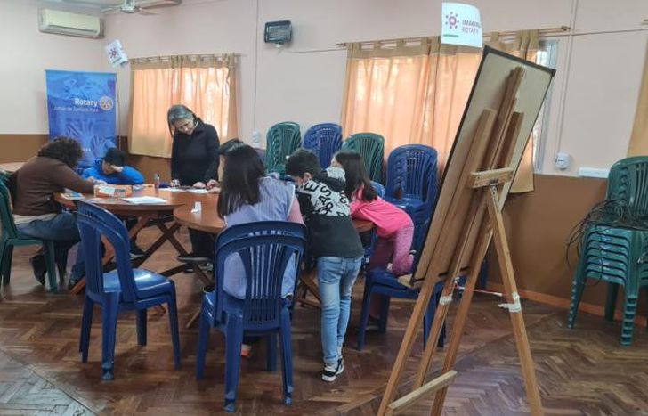 En una de las clases de apoyo escolar para los chicos del primario.