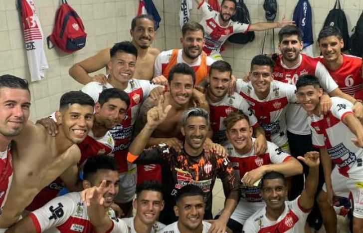 El festejo de los Tallarines luego del agónico triunfo en Merlo.