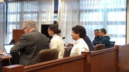 Diario La Unión | Marcos Bazán junto a sus abogados. De fondo, Marcelo Villalba, el otro imputado.