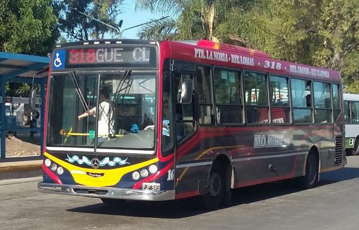 El 318 cruza desde Adrogué hasta Puente La Noria.