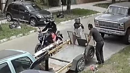 El ataque quedó grabado en una cámara de seguridad.