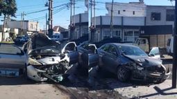 Ambos autos quedaron practicamente destruidos tras el choque.