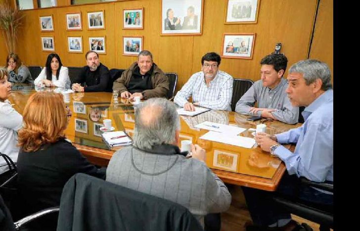 Ferraresi firmó el acuerdo con los sindicatos.