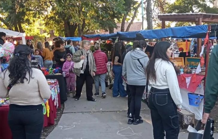 Cada vez más vecinos se suman a la feria en la Plaza Colón.