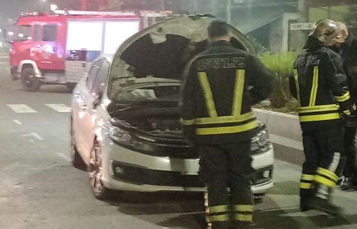 Bomberos de Lomas y Defensa Civil trabajando en el lugar.