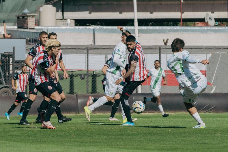 Banfield y Barracas Central empatan en un duelo electrizante. Banfield y Barracas Central empatan en un duelo electrizante.