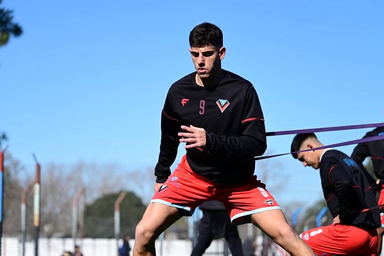 Bruno Báez volvió a jugar tras la lesión.