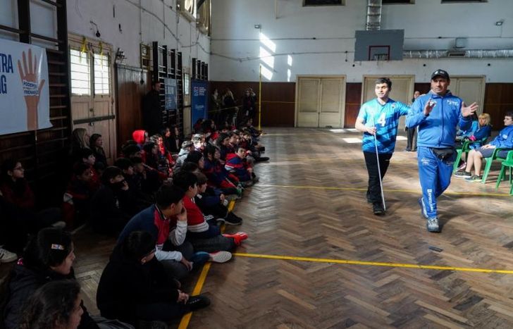 Encuentro deportivo junto a personas con discapacidad visual.